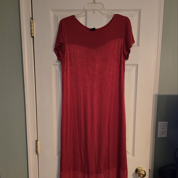 Lady in Red Dress - Picture 5 of 8